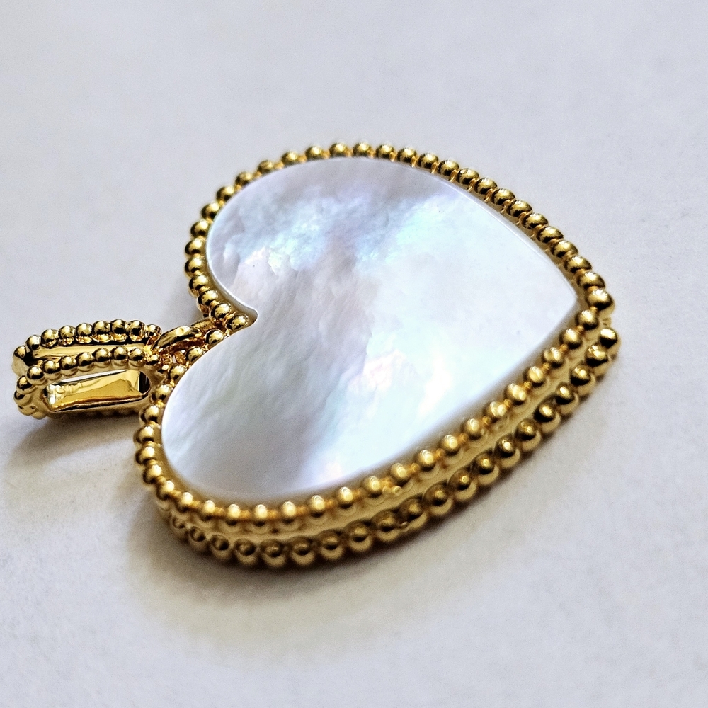 💛Mother of Pearl Heart Pendant - Picture 3 of 5